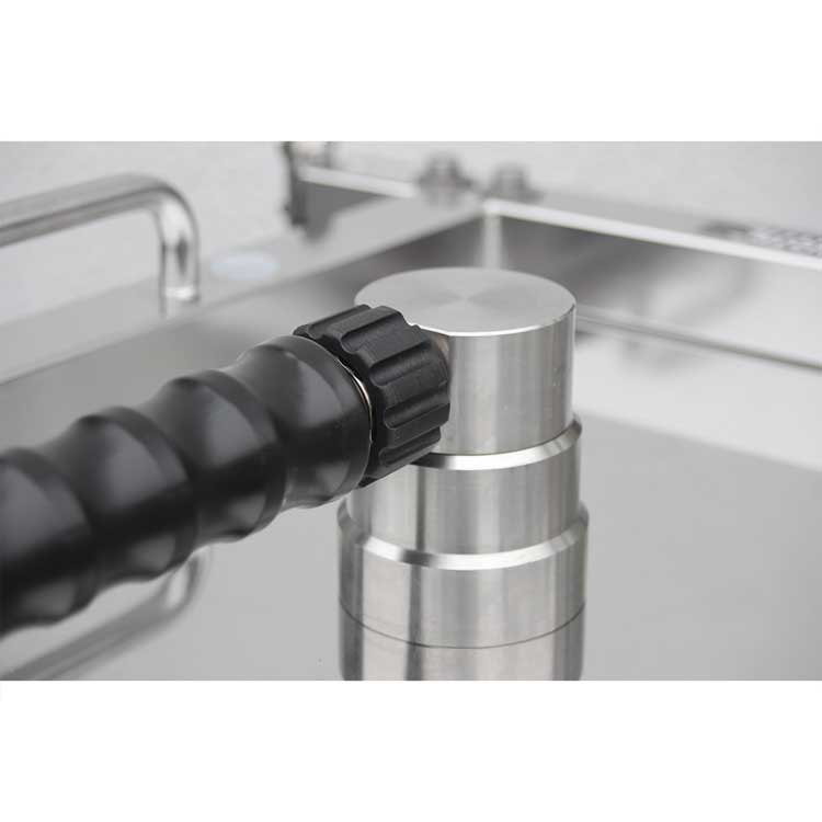 Détail du raccordement du Mosmatic DR-520 ; flexible montré en situation