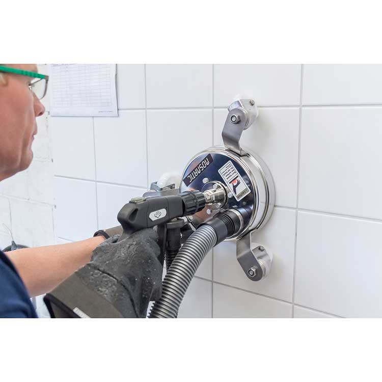 Nettoyage d’un mur carrelé avec le Mosmatic STM 200, pistolet et flexible d’aspiration séparés