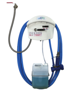 Centrale d’hygiène fermée à un produit, avec capot, tuyau bleu, pistolet et bidon