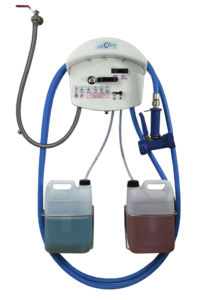 Centrale d’hygiène fermée à deux produits, avec capot, tuyau bleu, pistolet et deux bidons