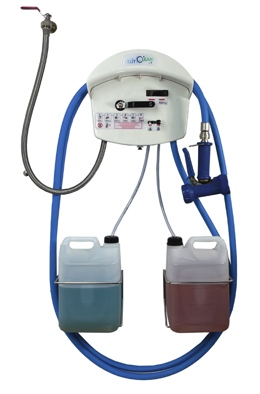 Centrale d’hygiène fermée à deux produits, avec capot, tuyau bleu, pistolet et deux bidons