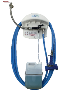 Poste d'hygiène GEPRO ouvert à venturi, configuration 1 produit, avec tuyau de lavage bleu enroulé et un bidon d'aspiration