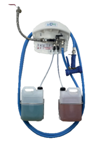 Poste d'hygiène GEPRO ouvert à venturi, configuration 2 produits, avec tuyau de lavage bleu enroulé et deux bidons d'aspiration